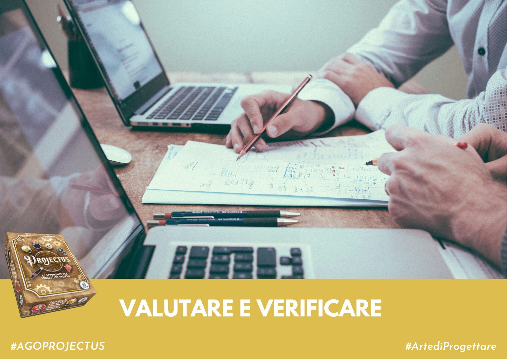 immagine di 4 mani che lavorano su 2 computer e su alcuni fogli