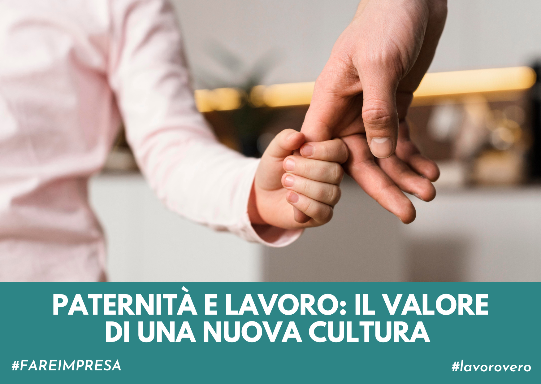 Mano di bambina che tiene mano del padre