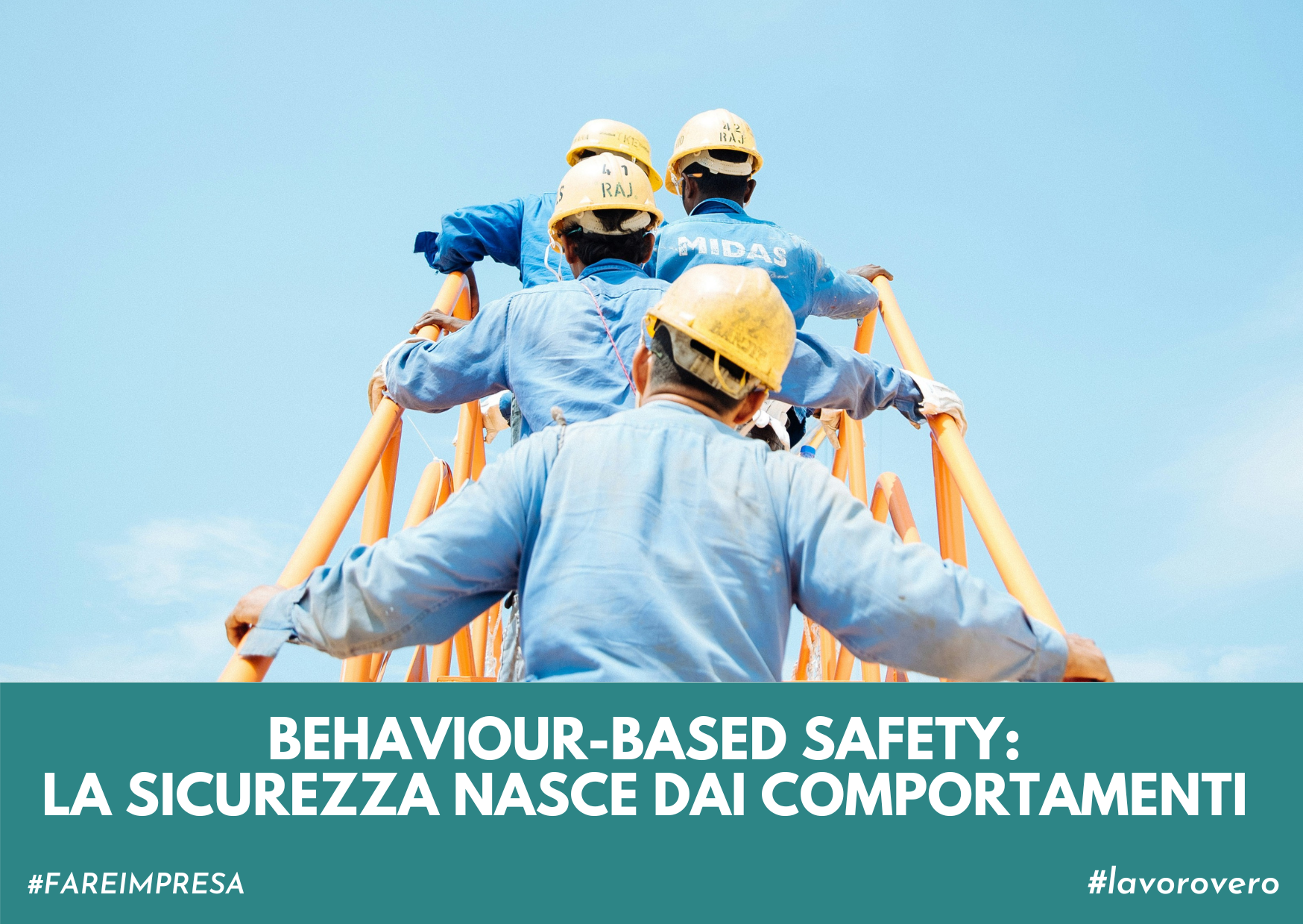 immagine di 4 signori, che indossano una camicia e un caschetto da cantiere, che salgono su una scala