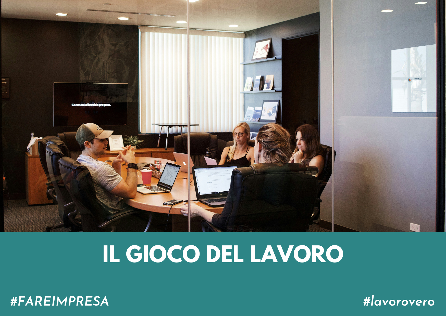 immagine di persone davanti al computer che fanno una riunione attorno a un tavolo