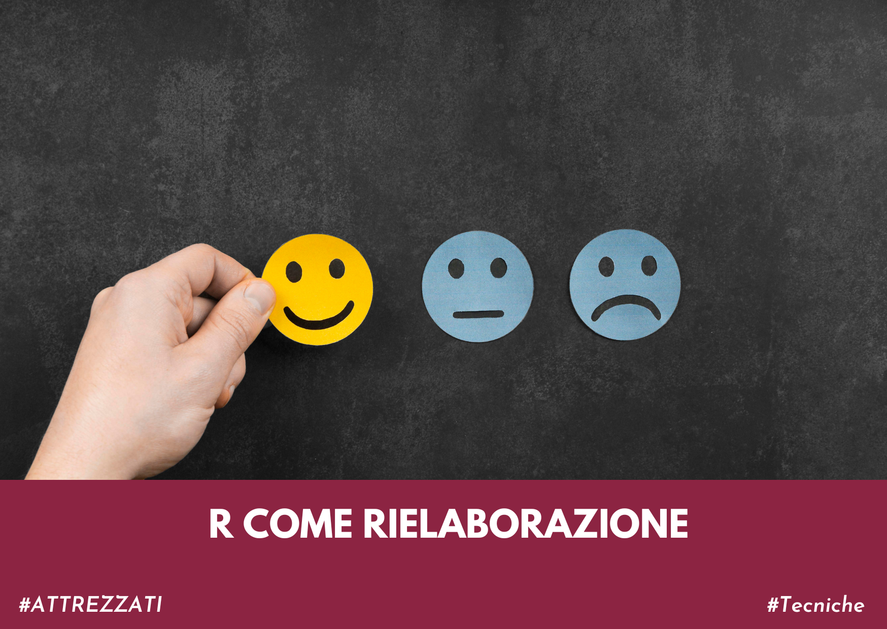 sfondo grigio scuro con sopra una mano che posizione uno smila giallo sorridente di fianco a uno smile serio e uno triste