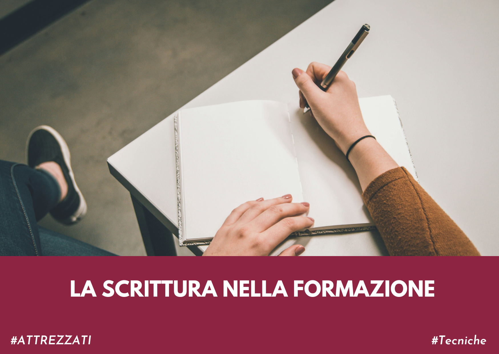 immagine di una mano che scrive su un quaderno