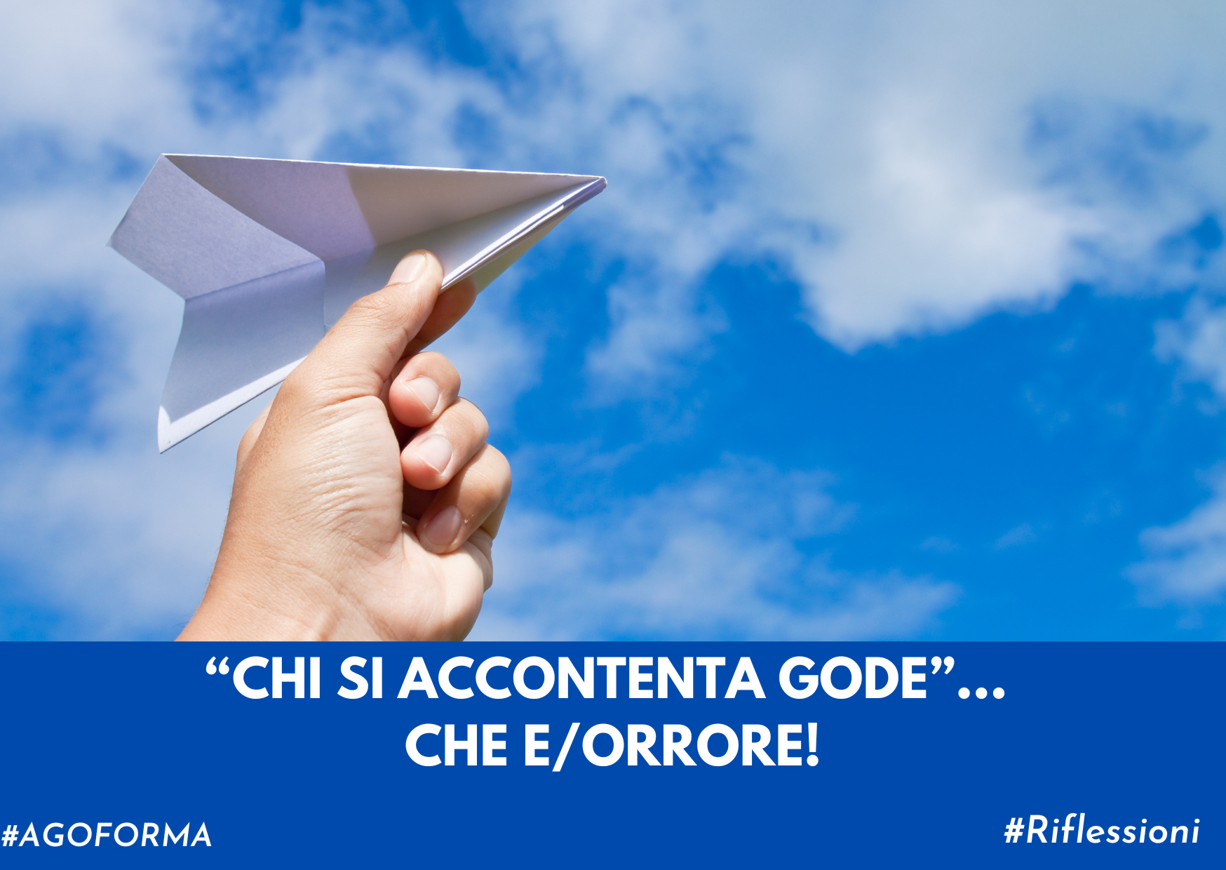 immagine di una mano che tiene un aeroplanino di carta con il cielo da sfondo