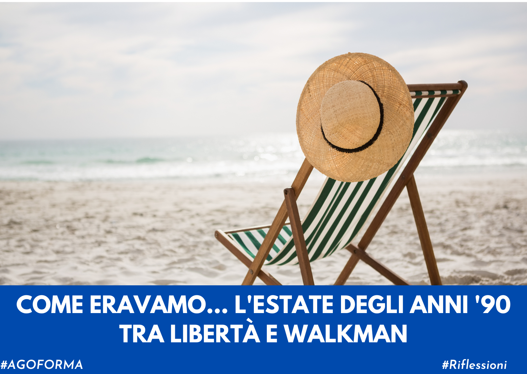 immagine di sdraio con cappello appeso sulla sabbia