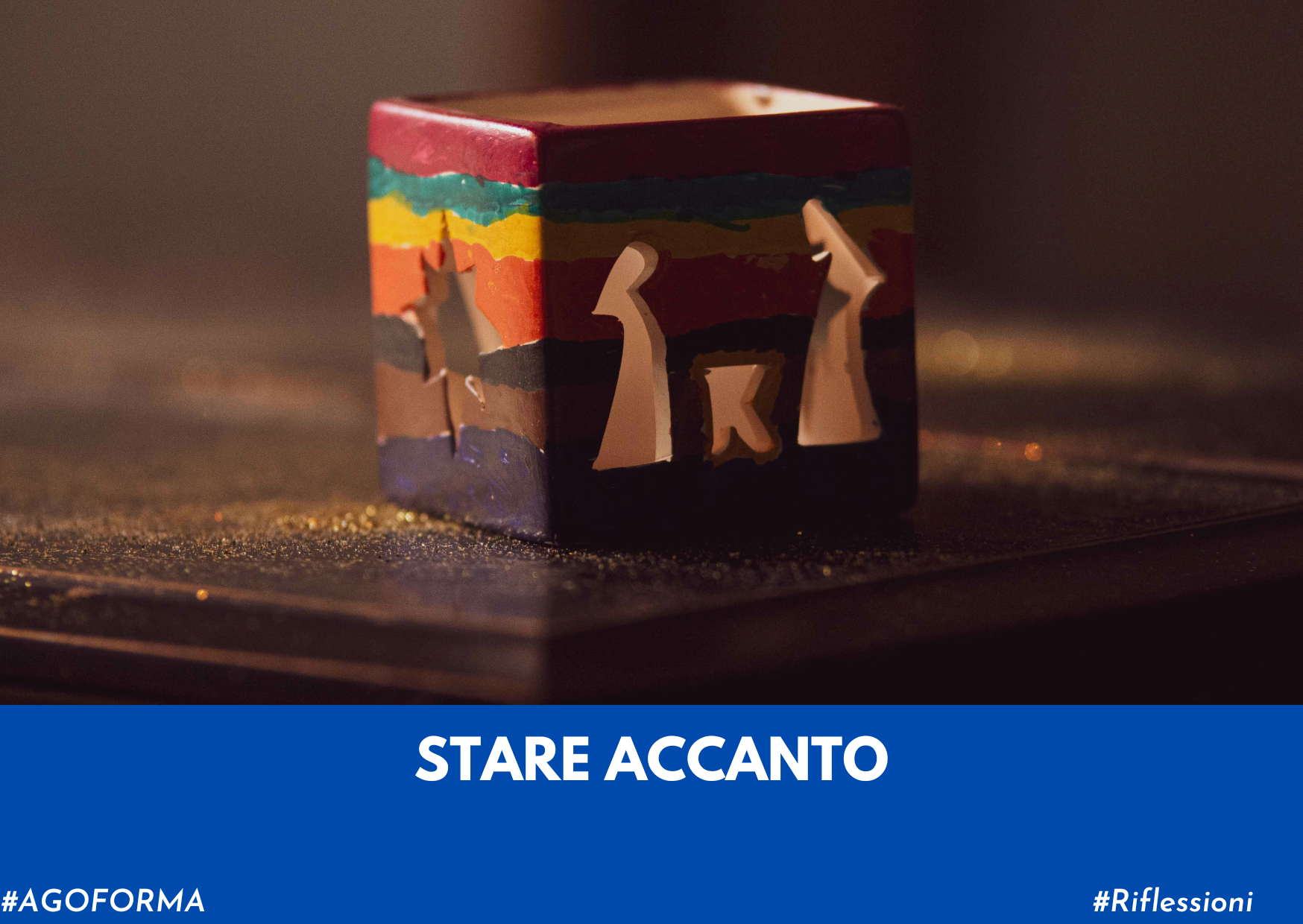 Immagine di un cubo con intagliato un presepe e scritto il titolo dell'articolo: stare accanto