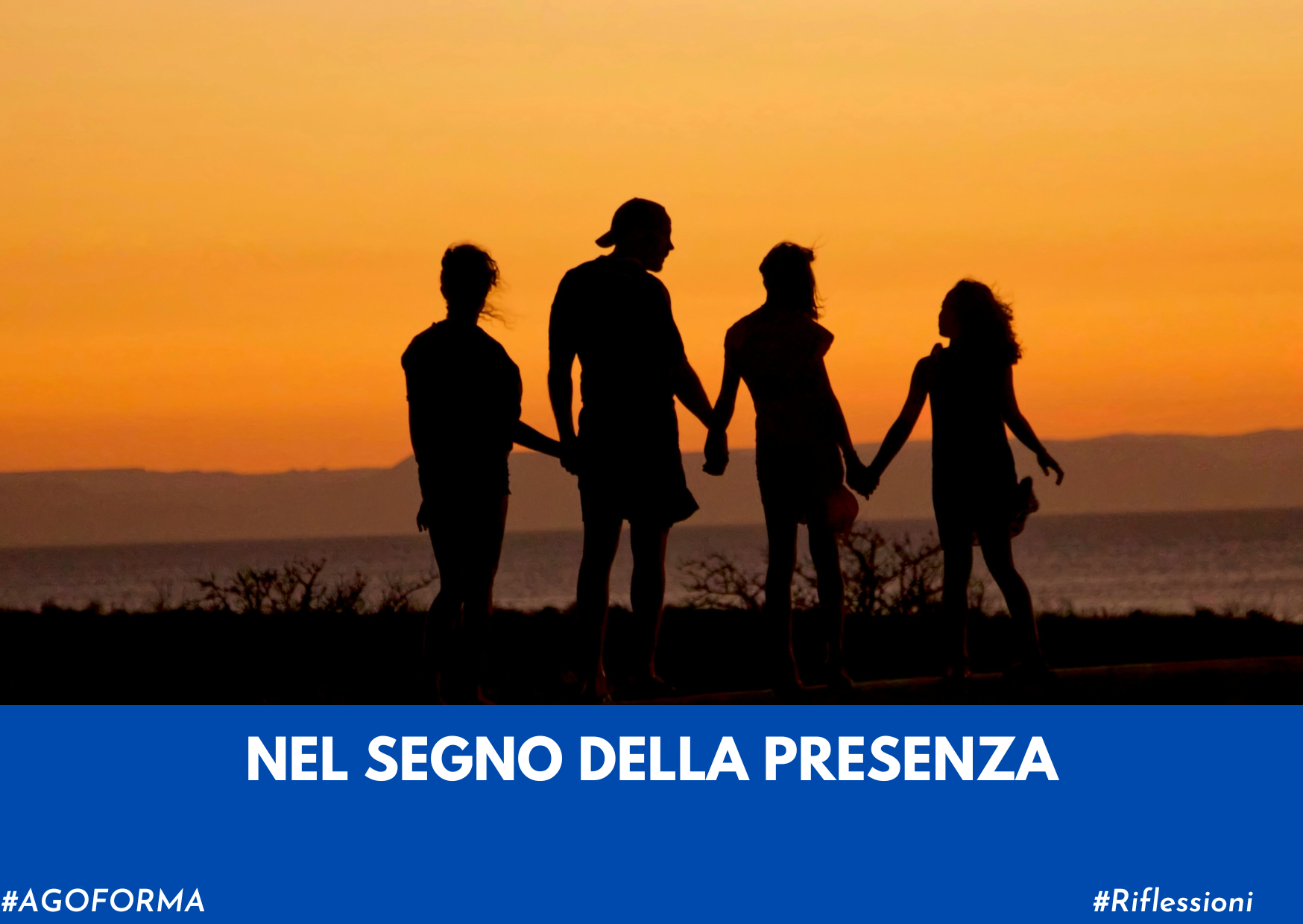 4 persone di spalle sulla spiaggia che si tengono per mano al tramonto