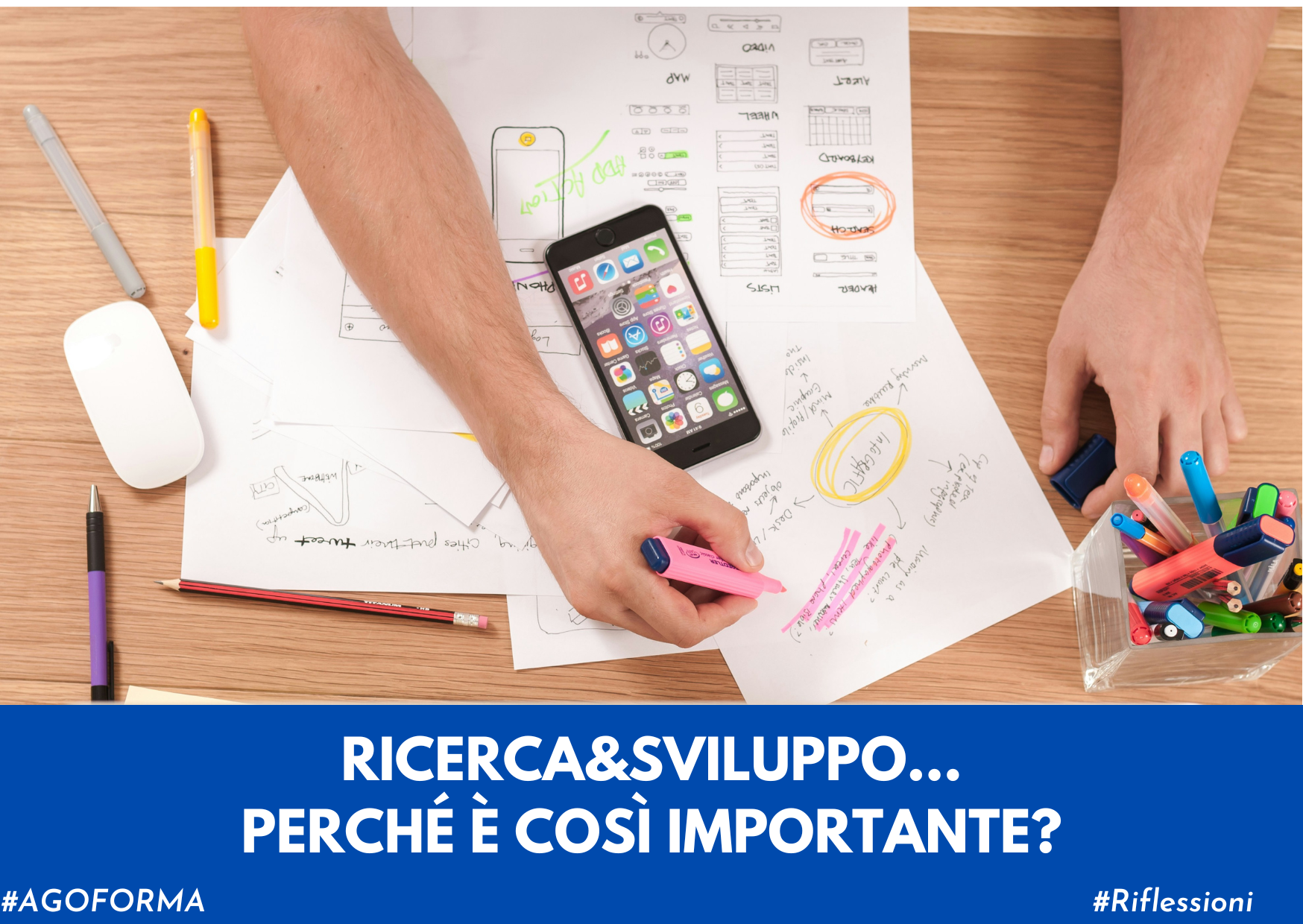 immagine di scrivania con fogli in disordine ed evidenziatori e biro sparse