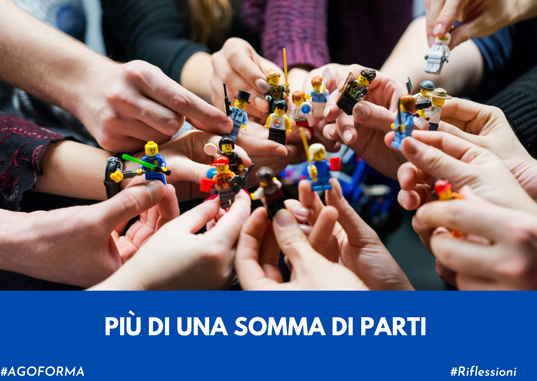 immagine di mani in cerchio che mostrano il loro omino di lego