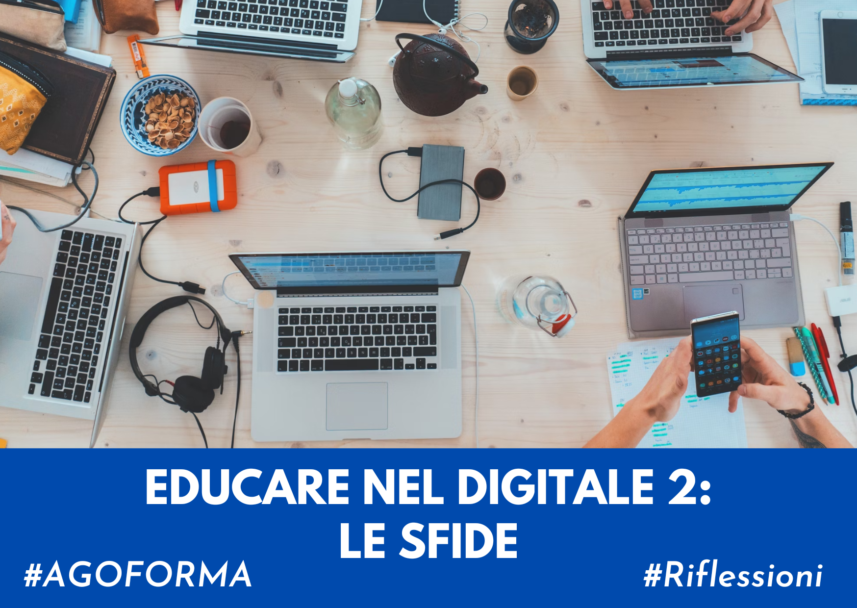 tavolo con sopra computer, tablet, cuffie