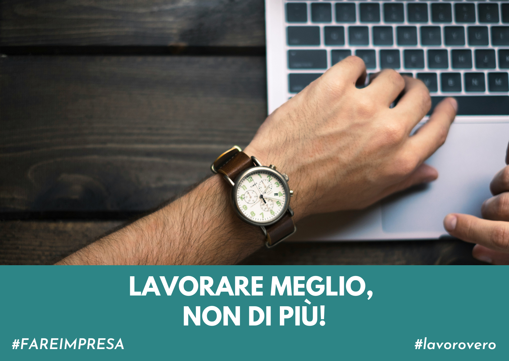 avambraccio di uomo che lavora al computer e ha un orologio al polso
