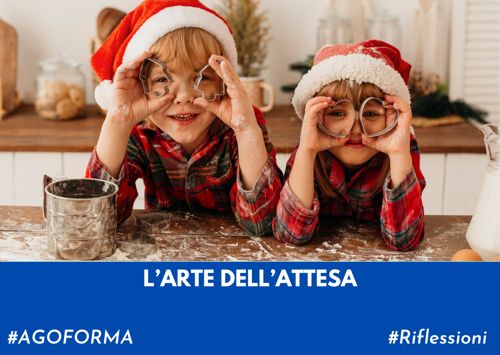 L'arte dell'attesa. Bimbi vestiti da Natale che fingono un binocolo per guardare oltre.